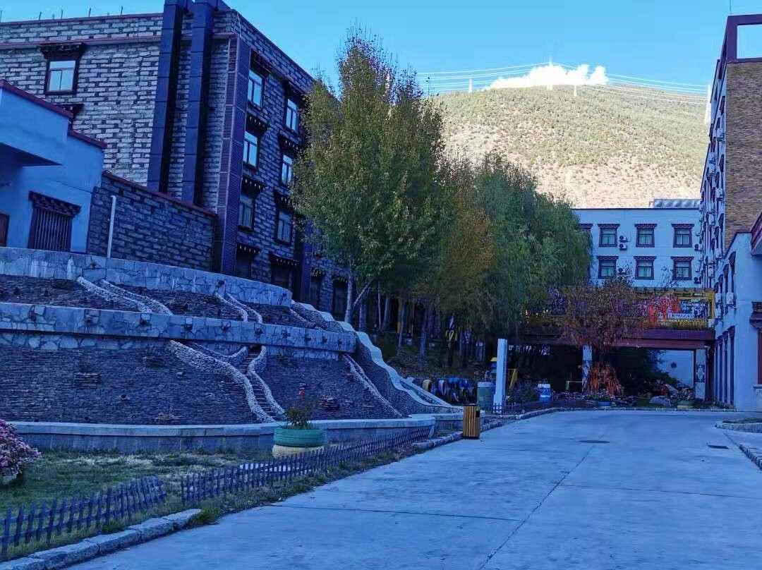稻城亚丁华美达安可酒店主图