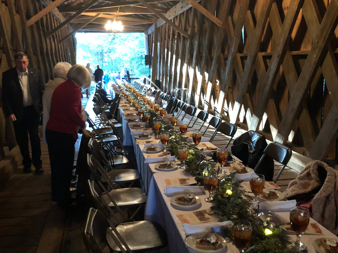 Big Red Oak Creek Covered Bridge-Gay必去景点
