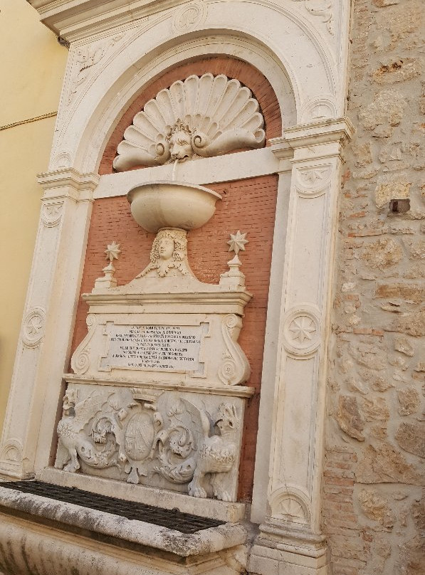 Fontana Antonini-Alatri必去景点