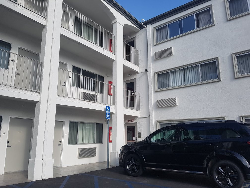 帕萨迪纳哇卡班德行政客栈主图