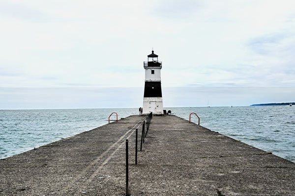 Erie Harbor North Pier Light景点图片