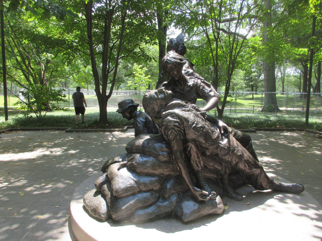 越战女子青铜塑像景点图片