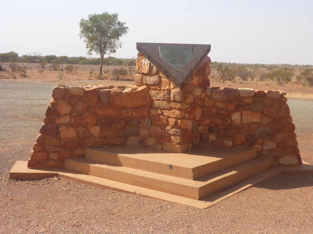Barrow Creek旅游景点-Cannonball Run Monument