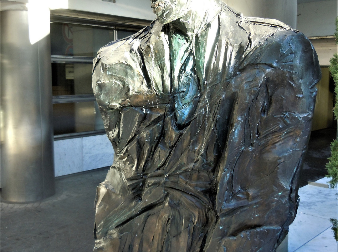 Sculpture Les Hommes de la Cite景点图片