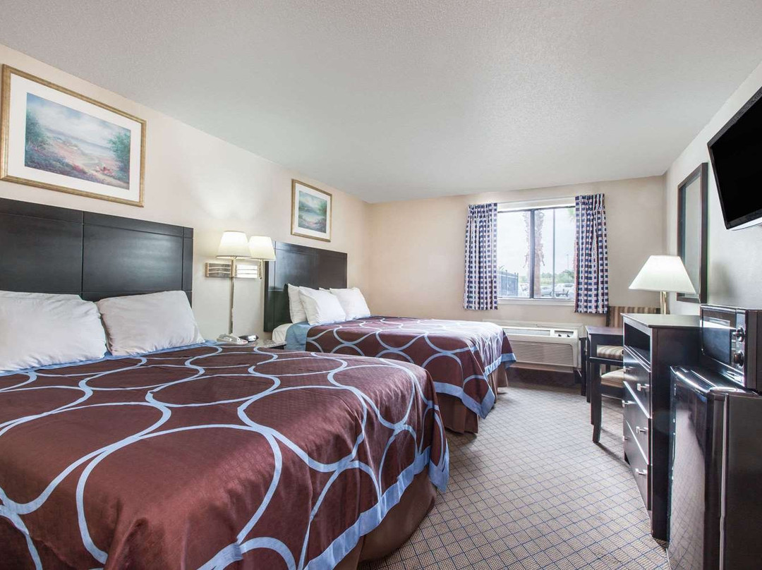 克利夫兰速8酒店主图