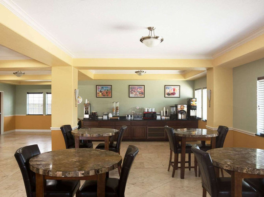 Super 8 by Wyndham Rosenberg TX主图