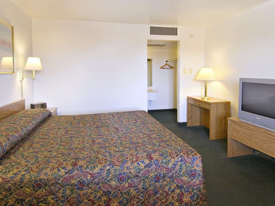 Super 8 by Wyndham Vernon主图