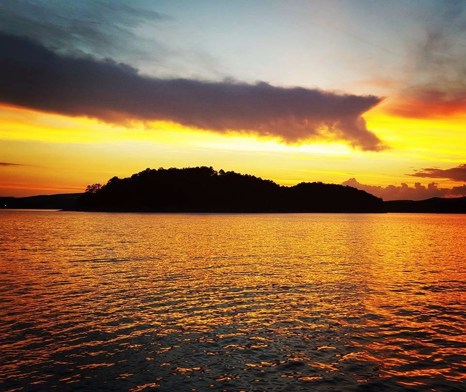 Broken Bow Lake Tiki Boat Tours景点图片