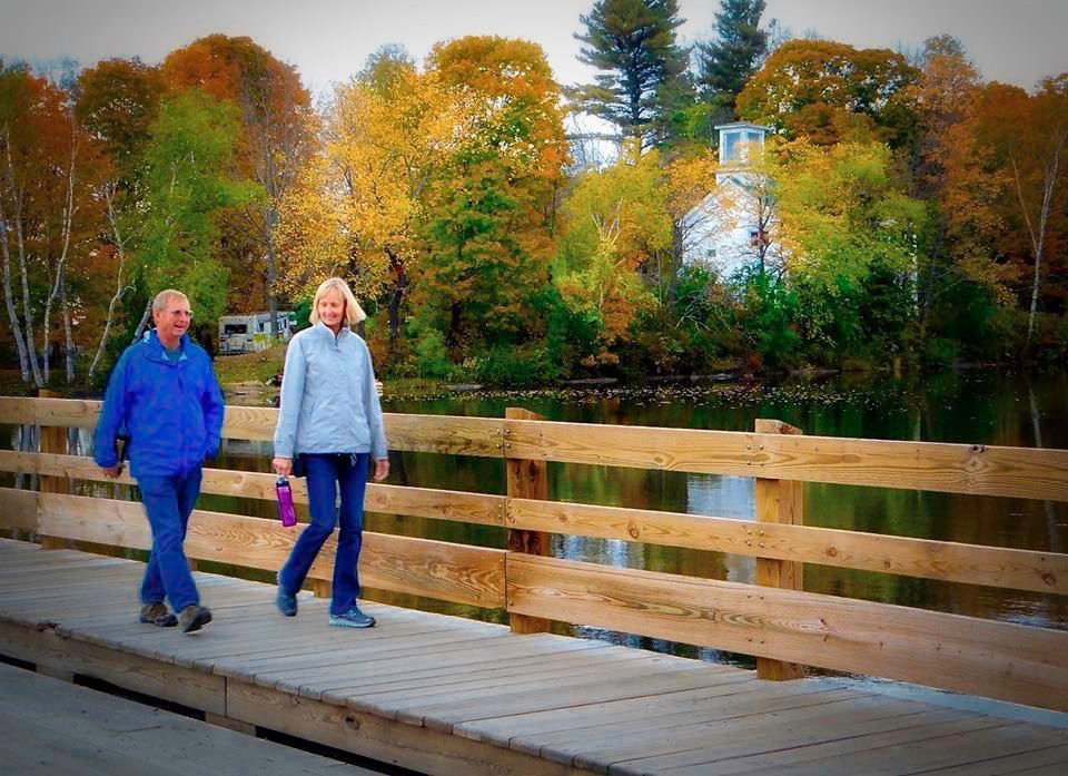 Sunset Lake Floating Bridge-Brookfield必去景点