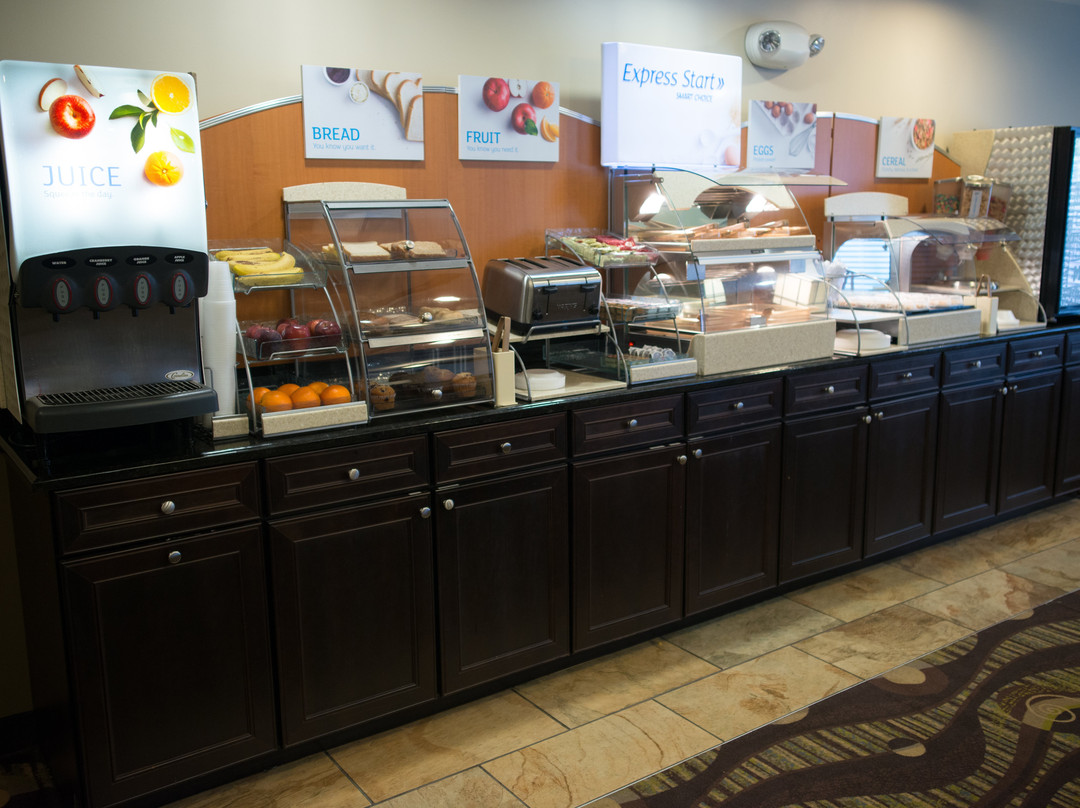 诺斯伍兹快捷假日&套房酒店主图