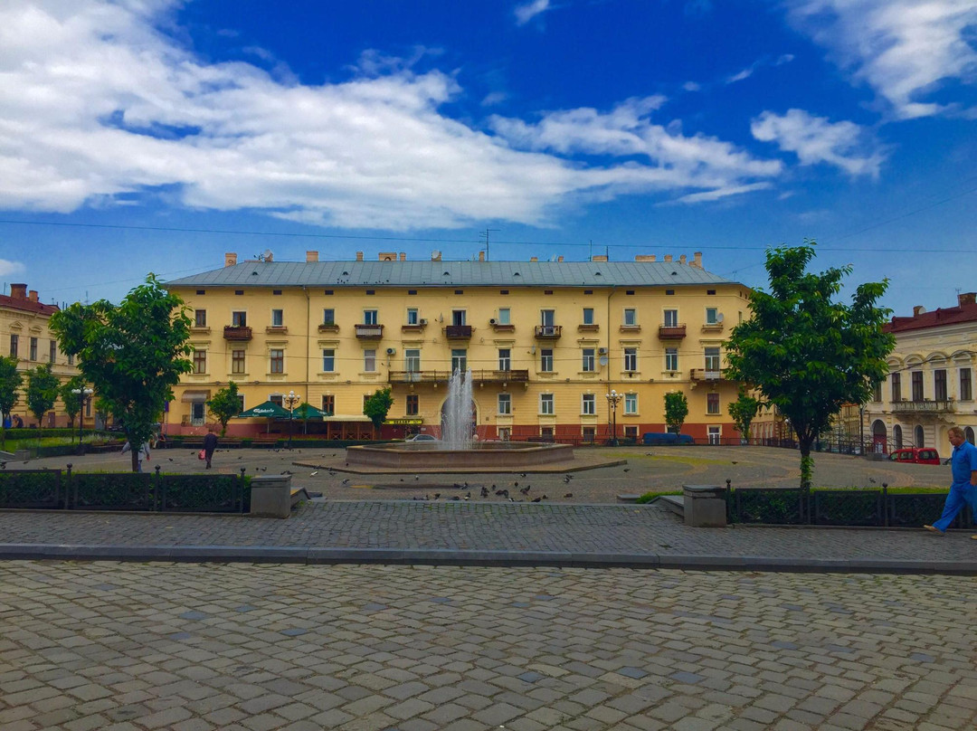 Filarmonii Square-Chernivtsi必去景点