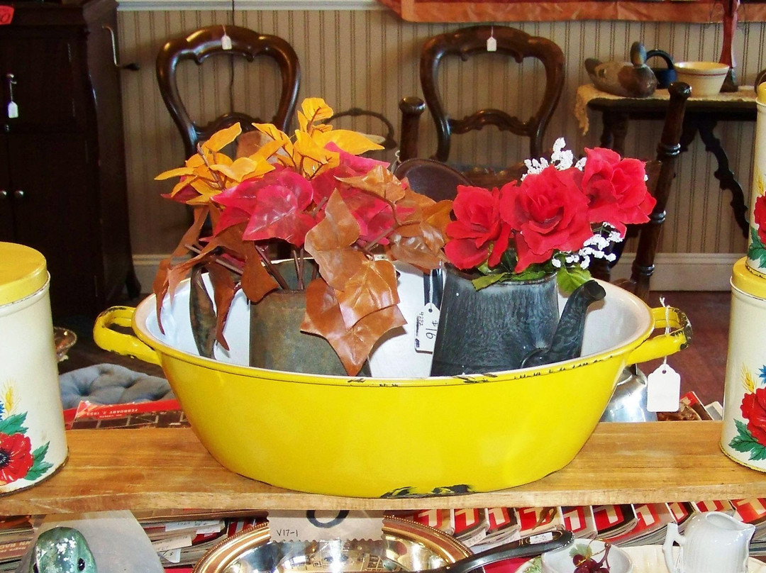 The Rocking Chair, Antiques, Decor & Gifts景点图片