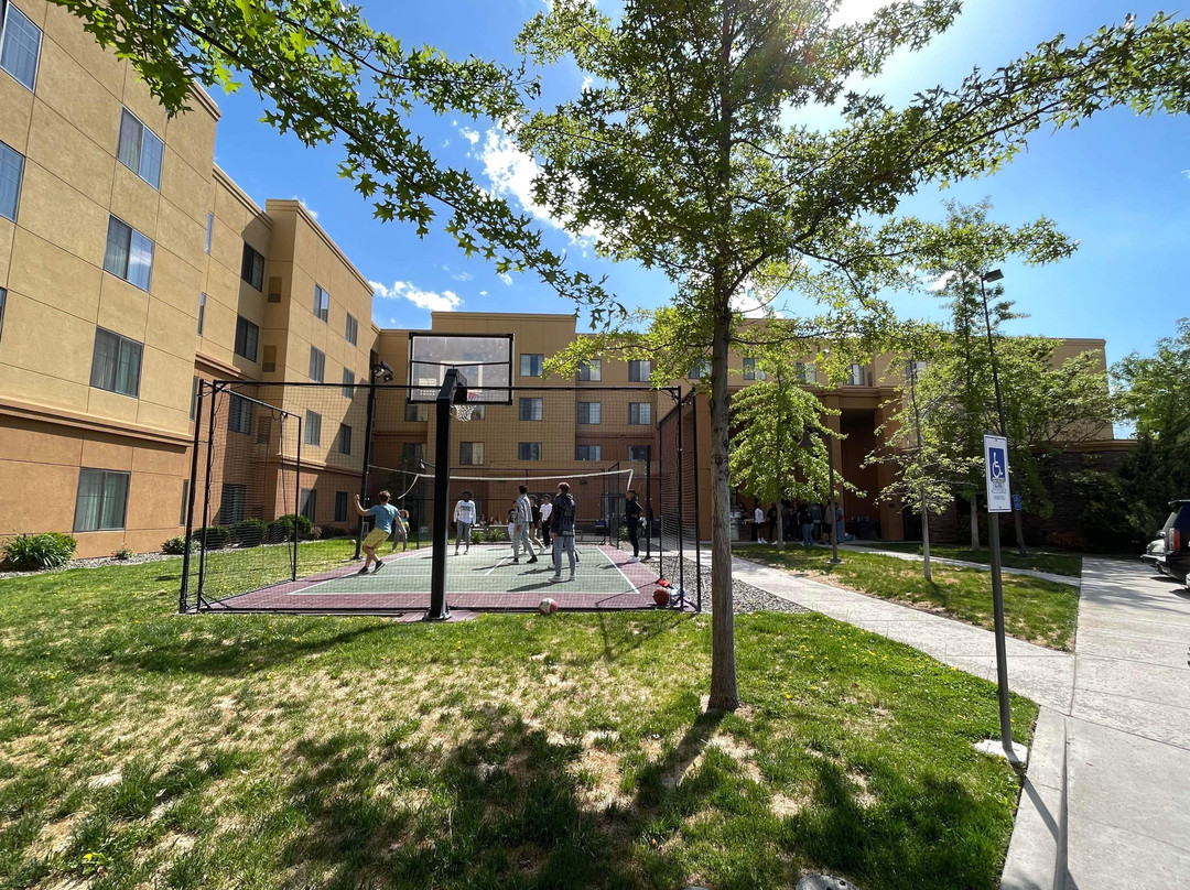 里诺希尔顿惠庭套房酒店主图