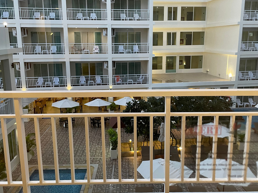 查纳莱山边度假酒店主图