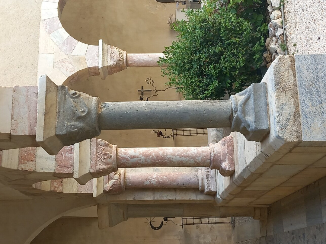 Eglise Saint Michel , le cloitre et le linteau景点图片