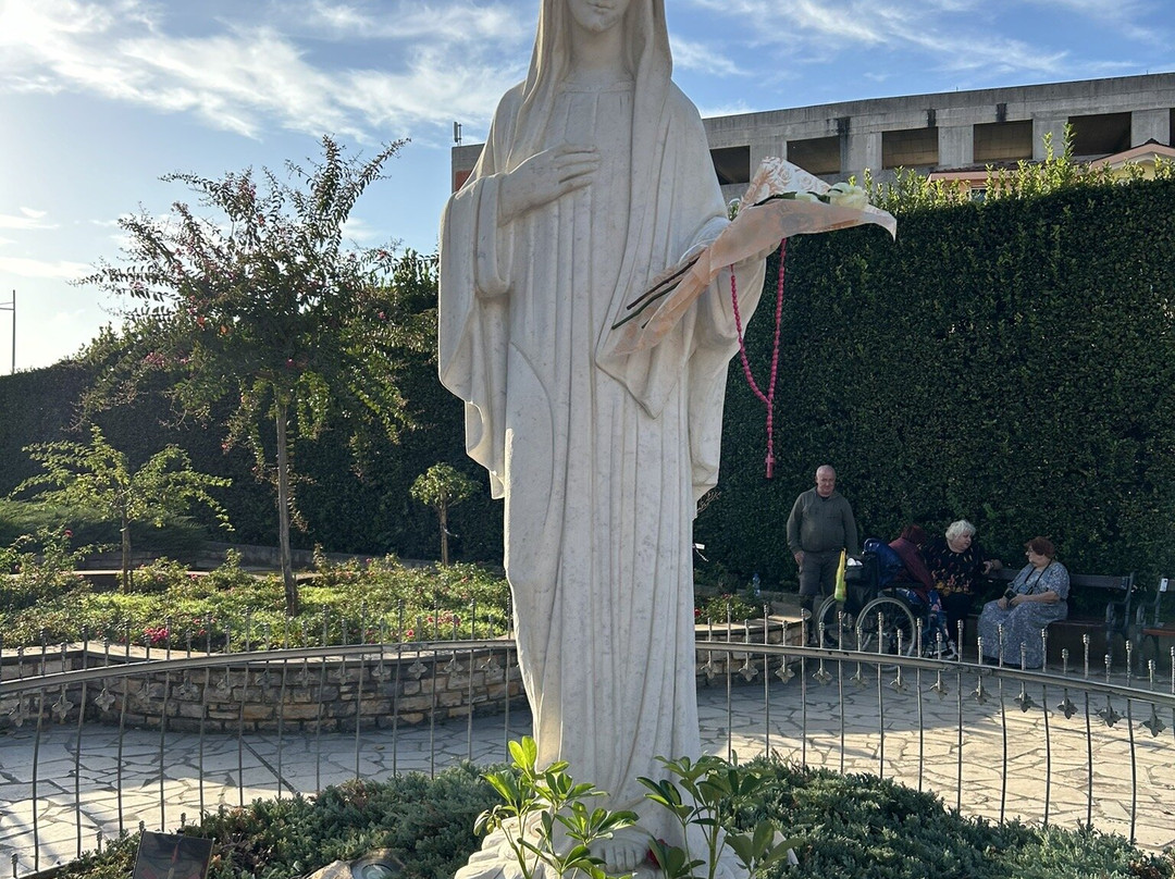 St. James' Parish Church景点图片