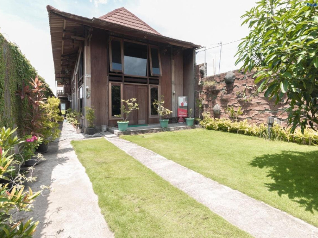 RedDoorz @ Omah Kayu Homestay