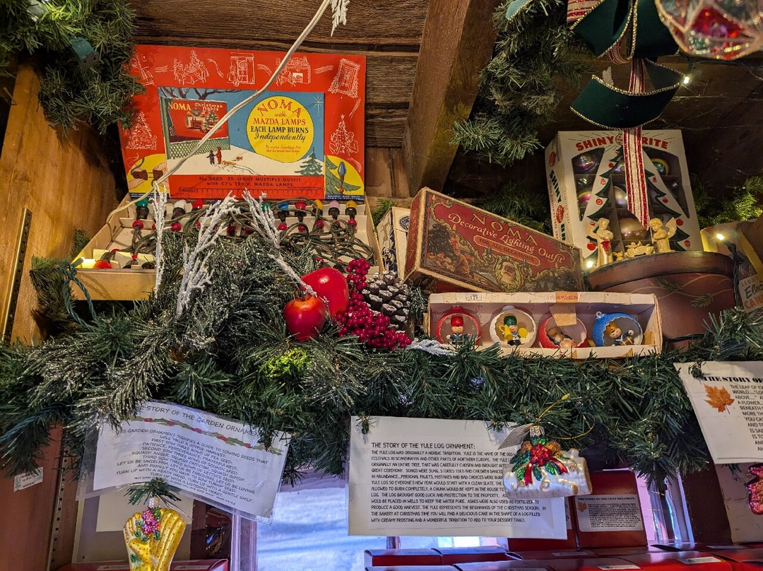 Oakwood Farm Christmas Barn景点图片