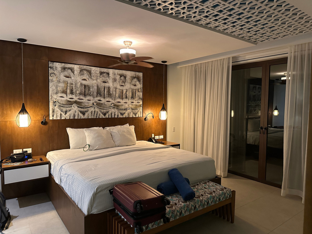 Azura Beach Resort主图