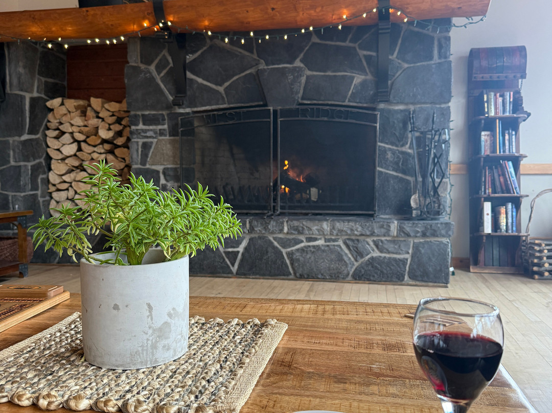 Canmore Rocky Mountain Inn主图