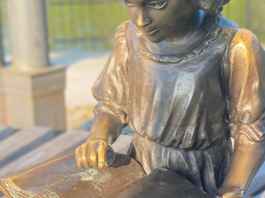 Sculpture "Girl Reading a Fairy Tale"-斯韦特洛戈尔斯克必去景点