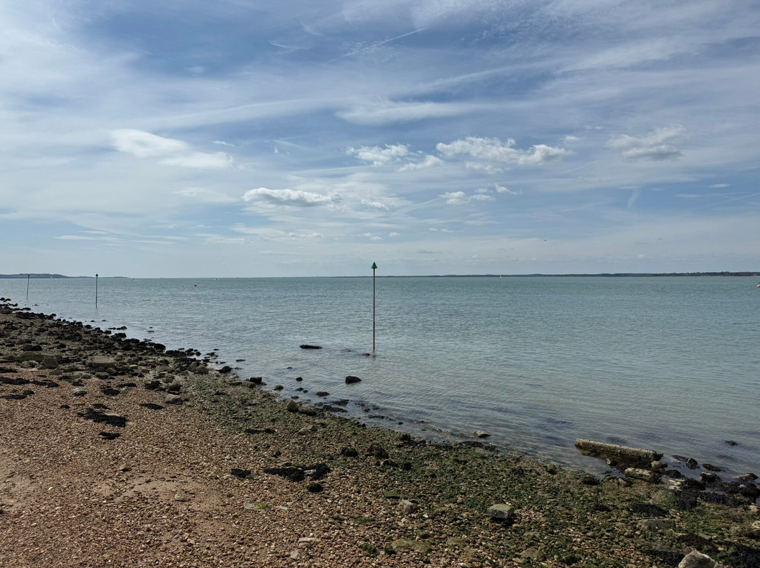 Gurnard Beach景点图片