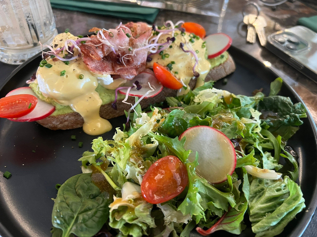 Joli Café & Bistro
