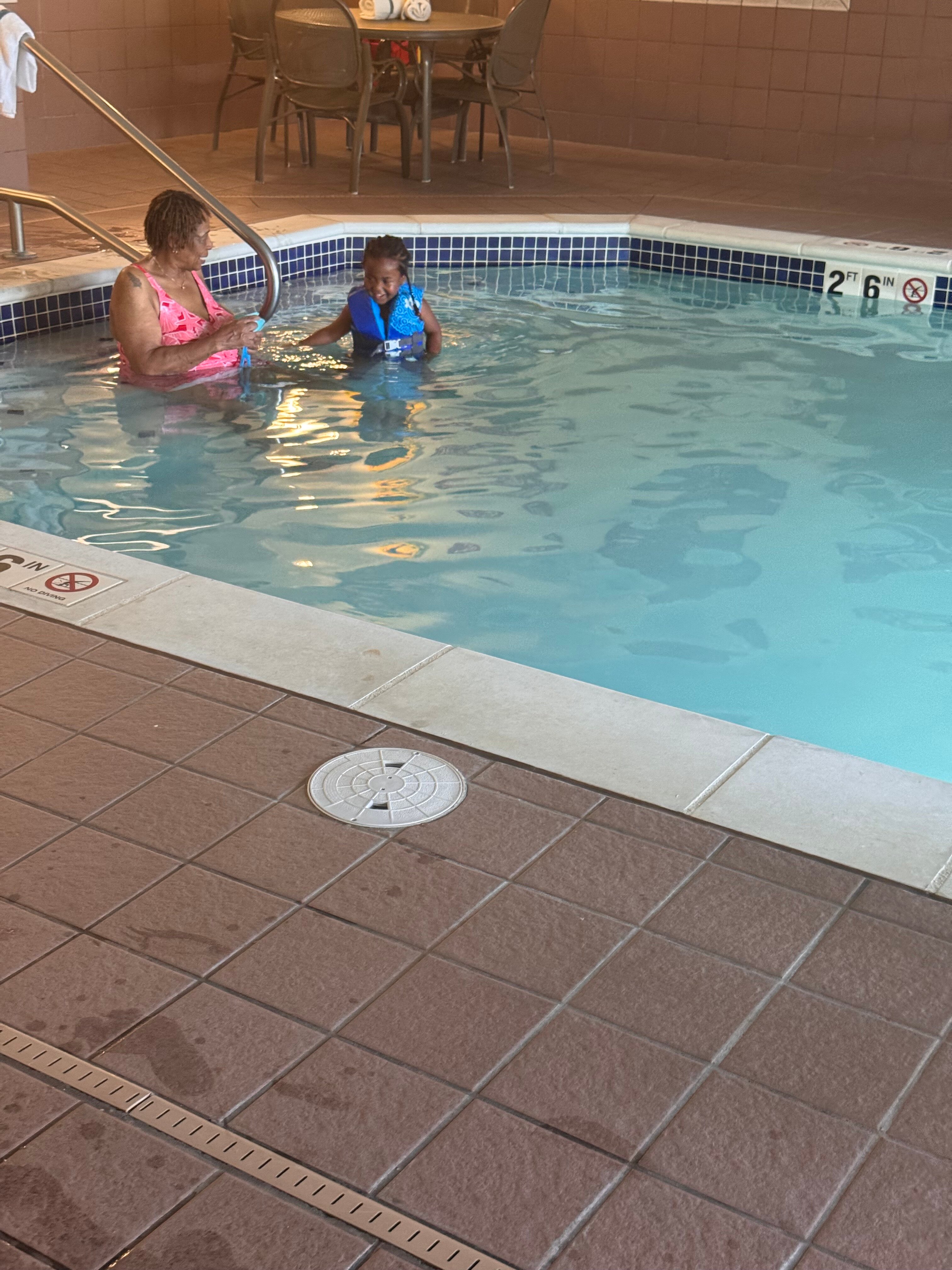 Drury Inn & Suites Evansville East-泳池