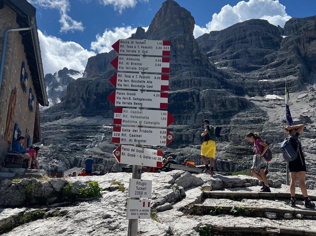 Rifugio Tuckett e Sella-马多纳迪坎皮格里奥必去景点