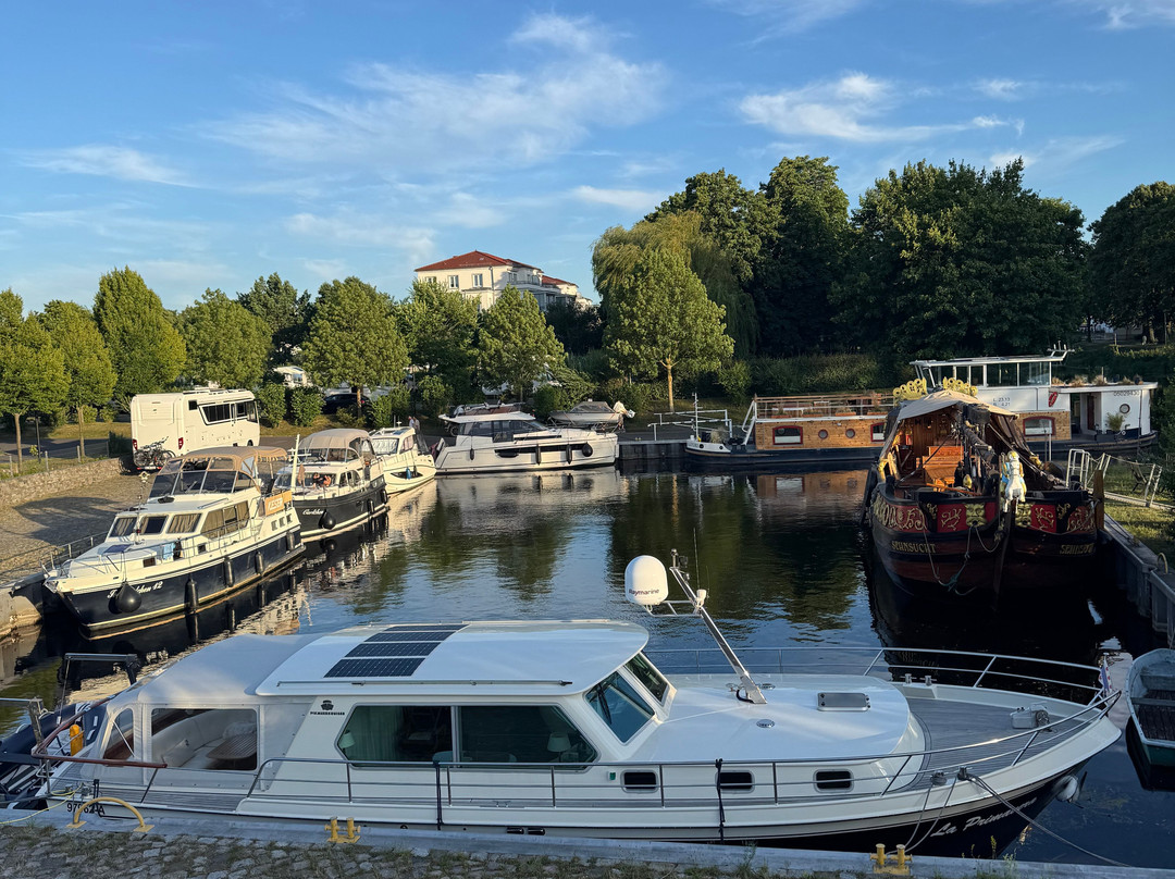 Schlosshafen Oranienburg mit Reisemobilstellplatz-奥拉宁堡必去景点