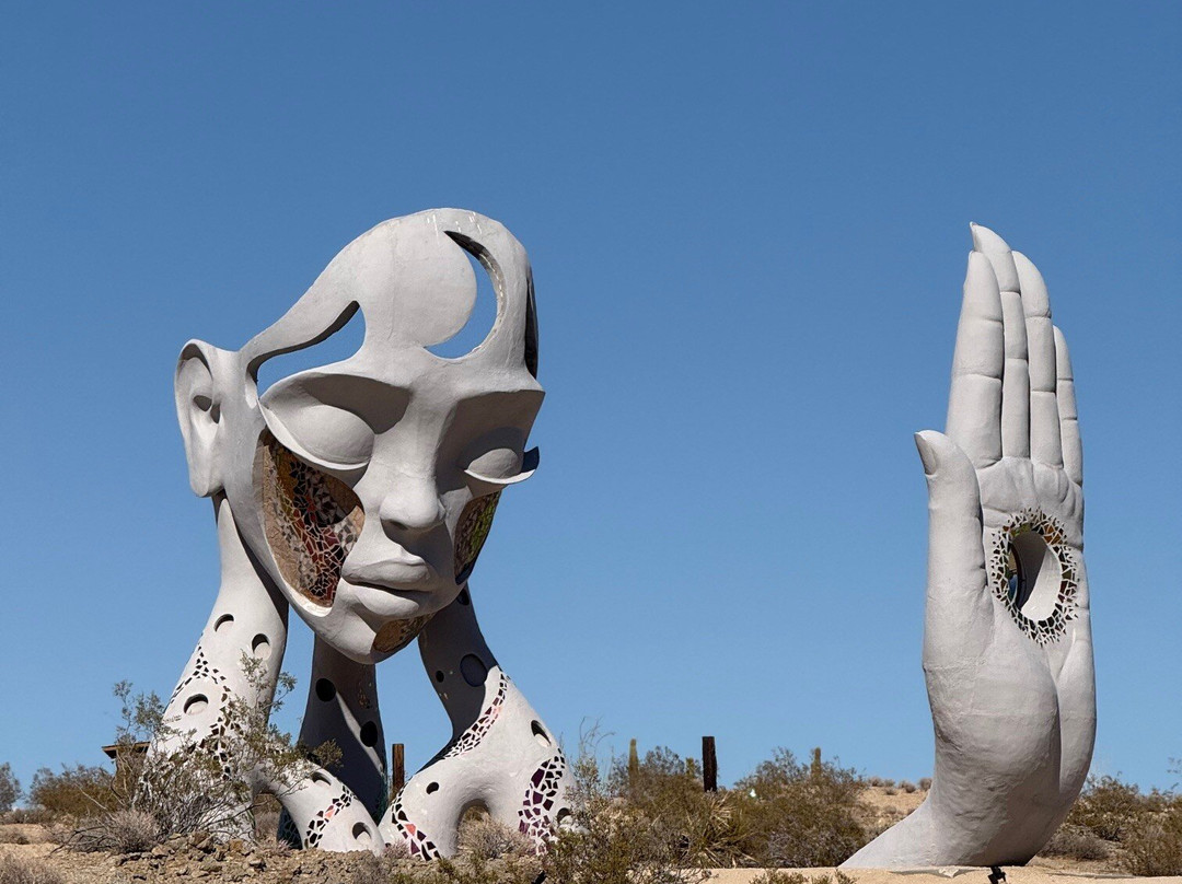 Transmission Sculpture By Daniel Popper-约书亚树必去景点