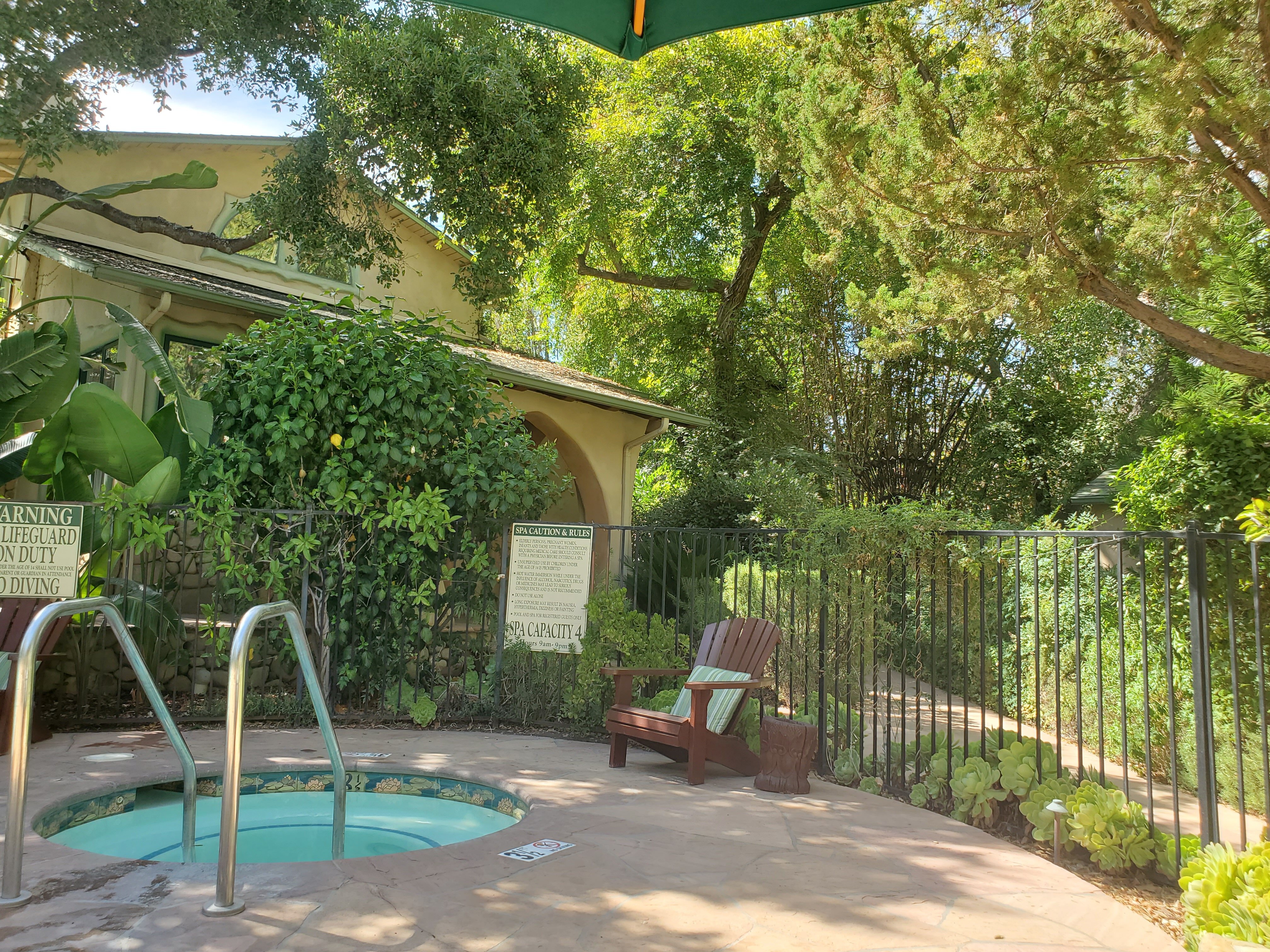 Emerald Iguana Inn-官方