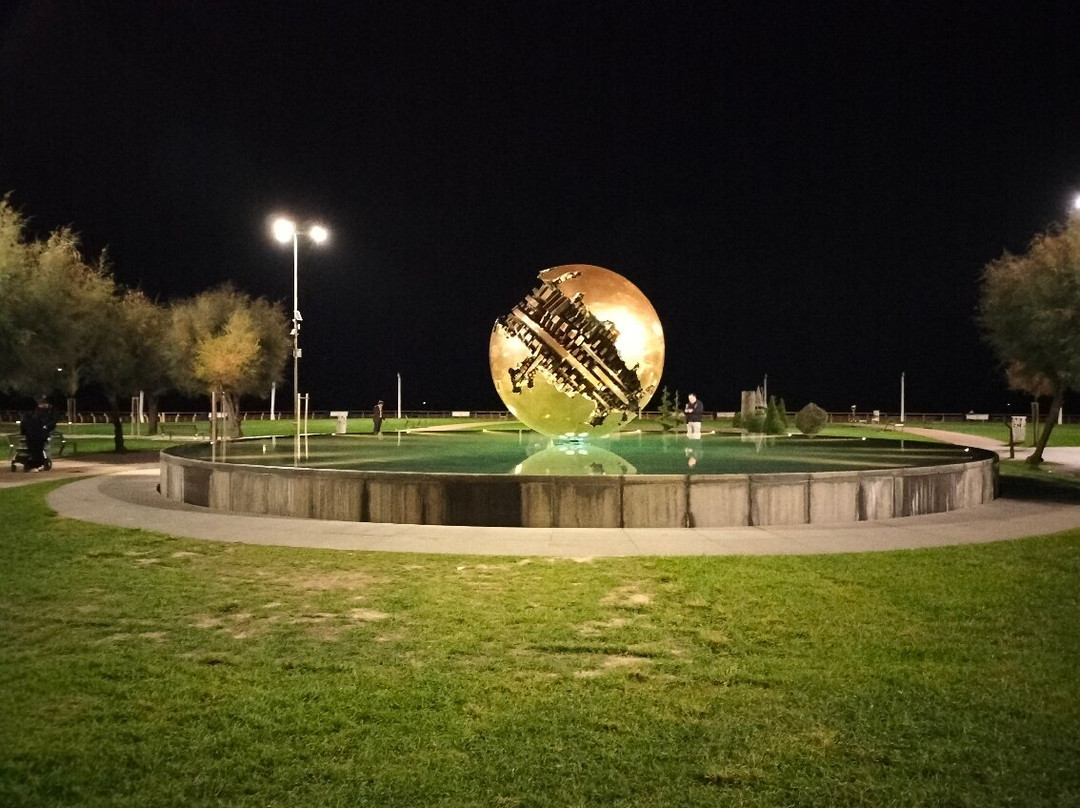 Sfera Grande di Pomodoro-佩萨罗必去景点