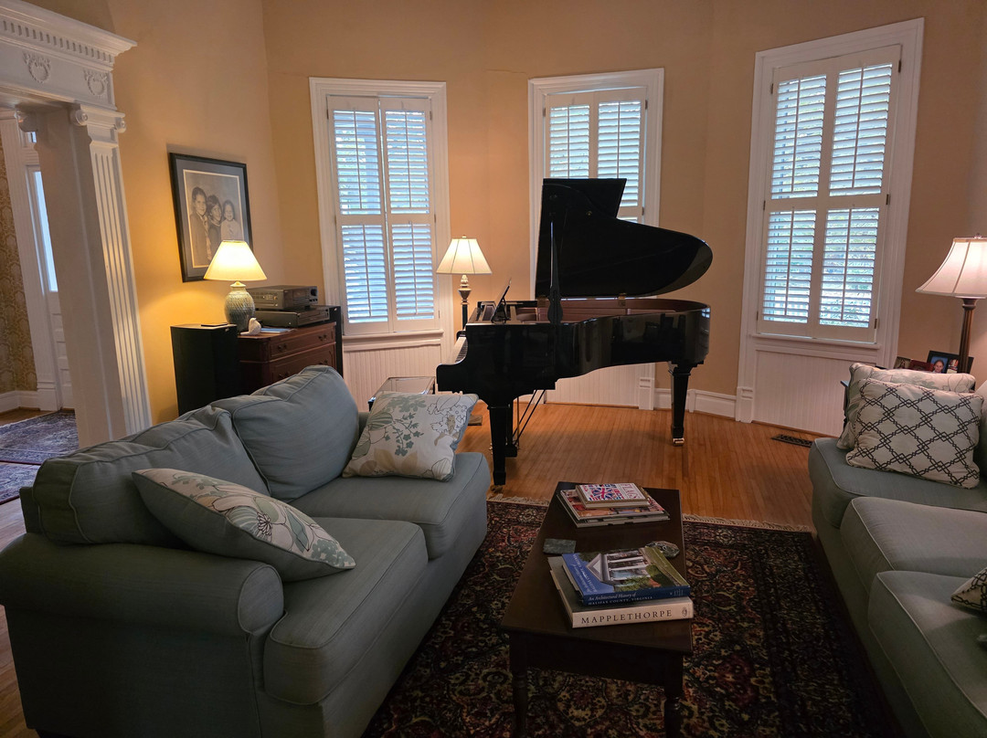 Charles Bass House主图