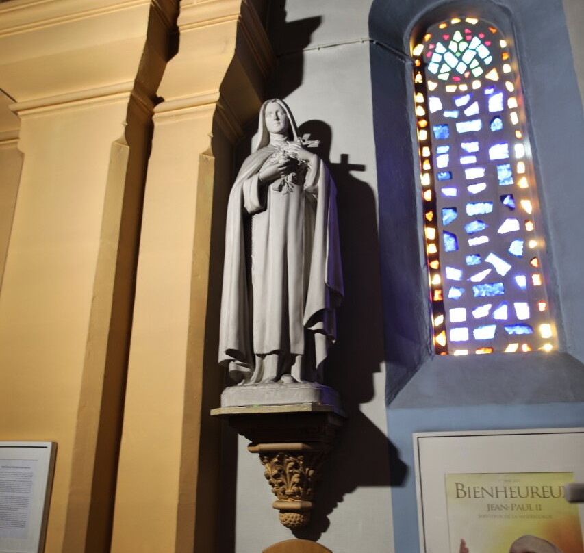 Eglise Saint-Pierre-帕拉瓦莱弗洛必去景点