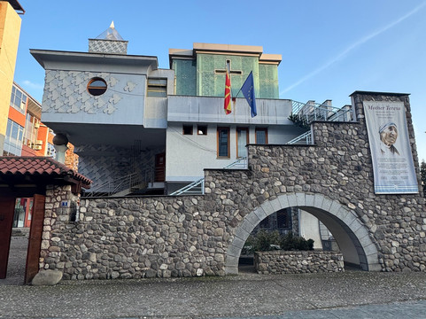 Aisling Guide me Albania Tour-地拉那必去景点