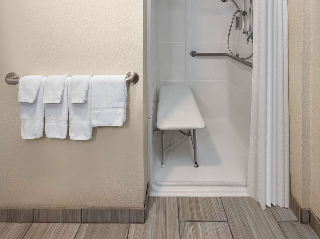 科普利阿克伦速8酒店