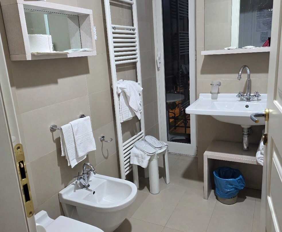 罗立皇宫酒店主图