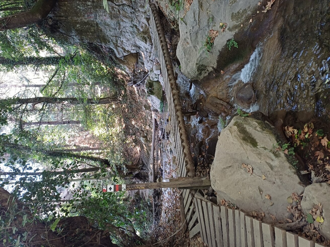 Potami Waterfalls-Karlovasi必去景点