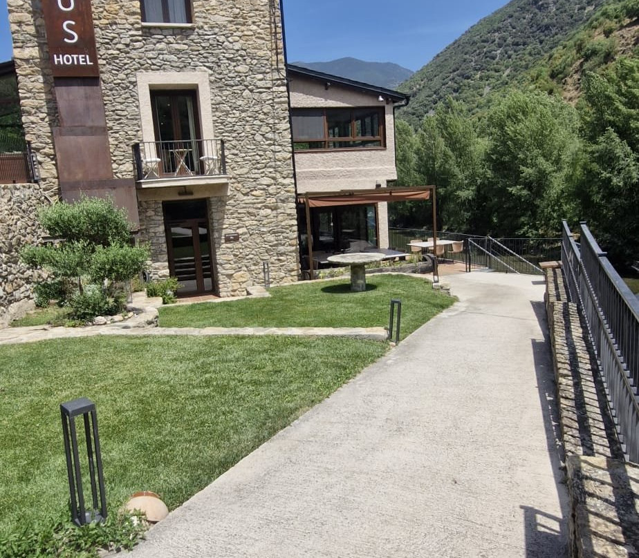 Les Nous Hotel