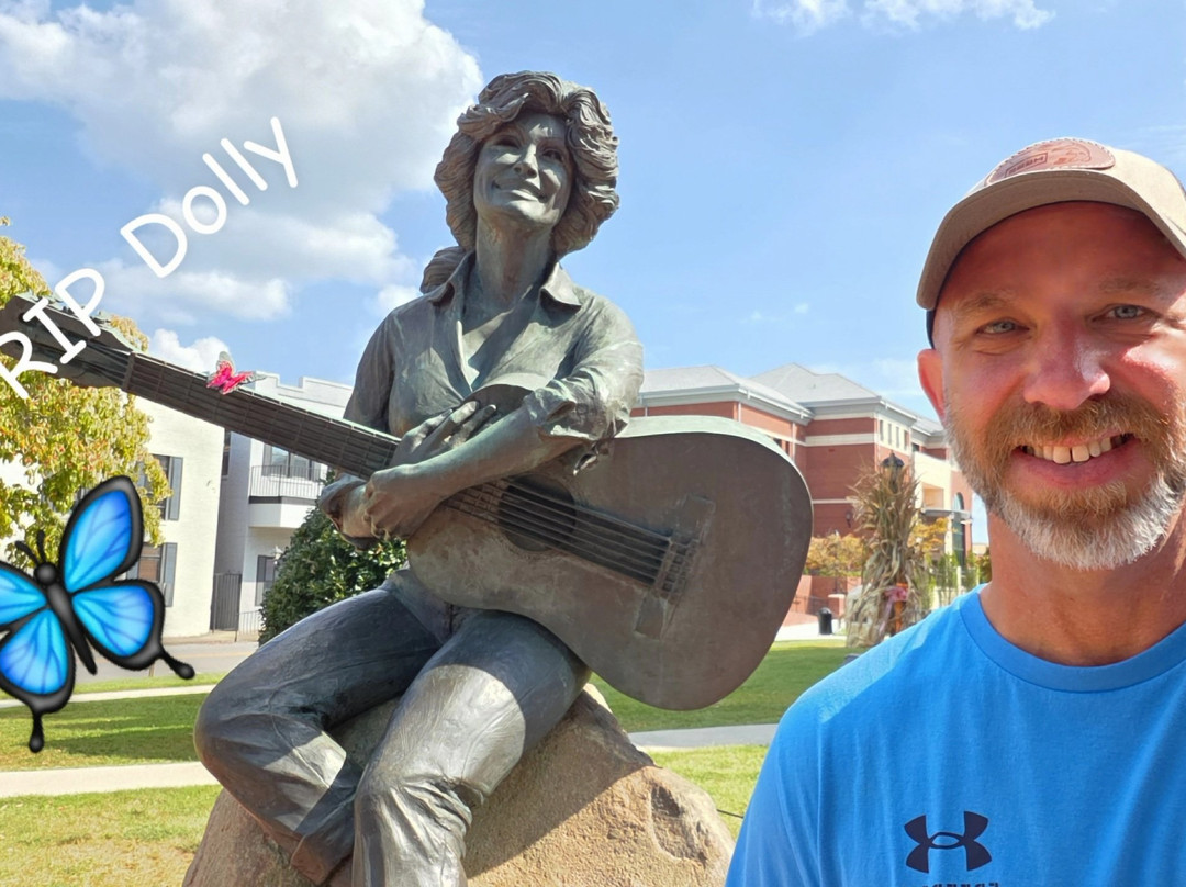 Dolly Parton Statue-塞维尔维尔必去景点
