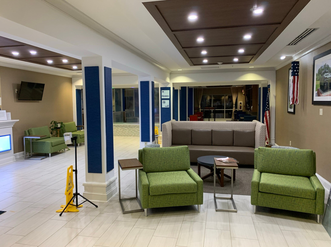 哥伦布本宁堡快捷假日&套房酒店主图