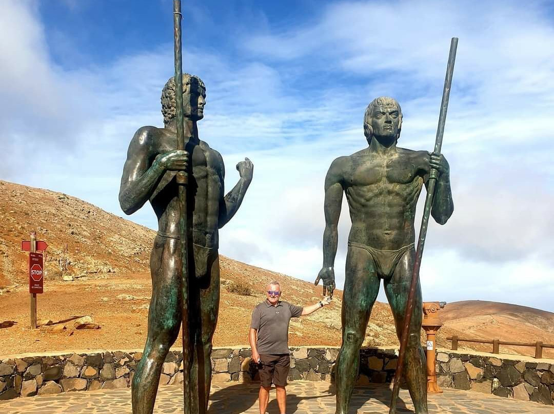 Morro Velosa Statues景点图片