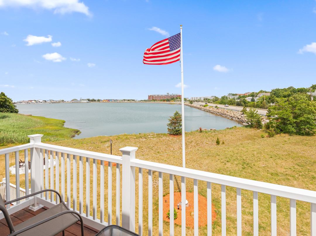 The Beacon Luxury Waterfront Inn主图