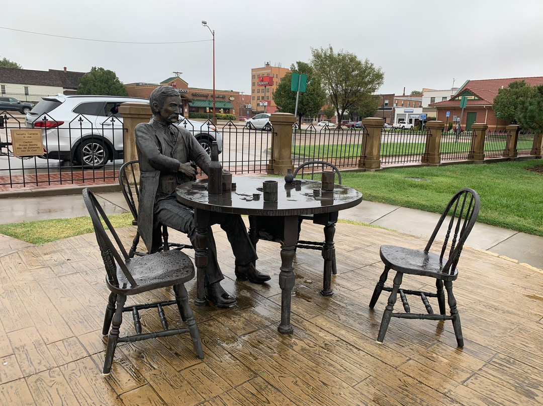 Cowboy Statue On Boot Hill-道奇城必去景点