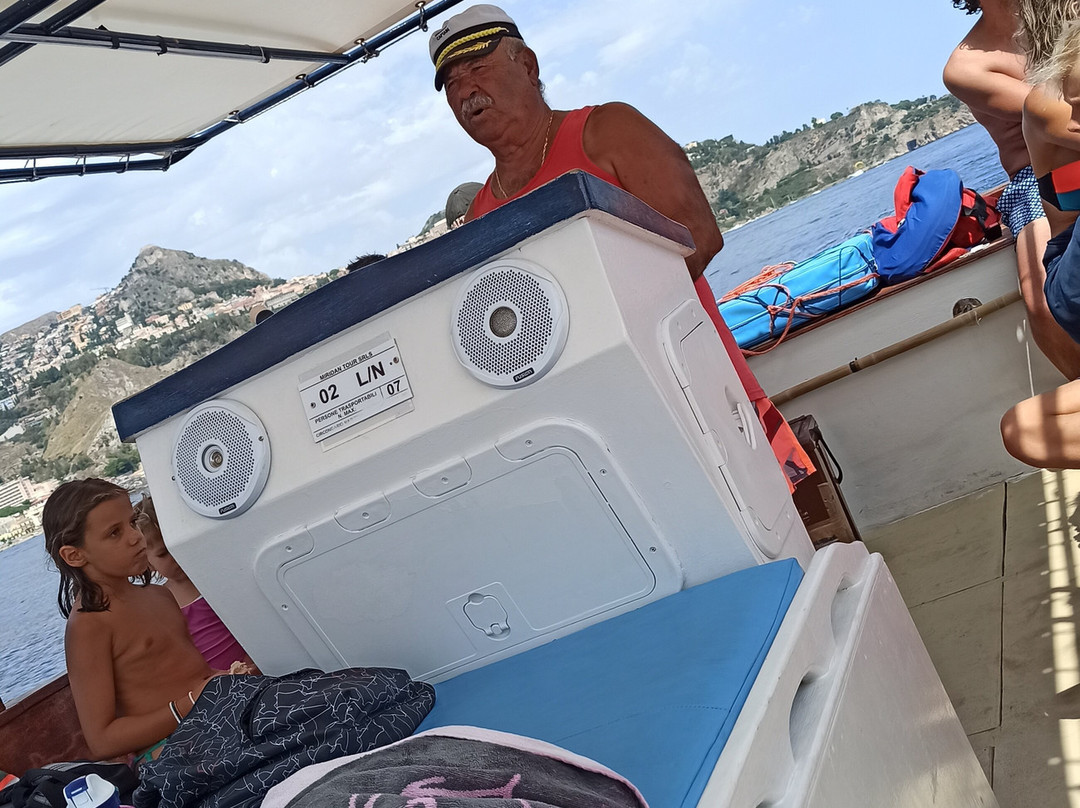 Escursioni in Barca Isola Bella Grotta Azzurra Daniele e Salvo-Giardini Naxos必去景点