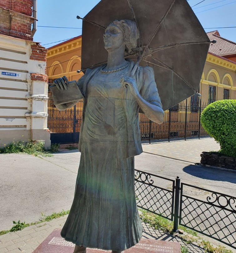 Monument to Faina Ranevskaya景点图片