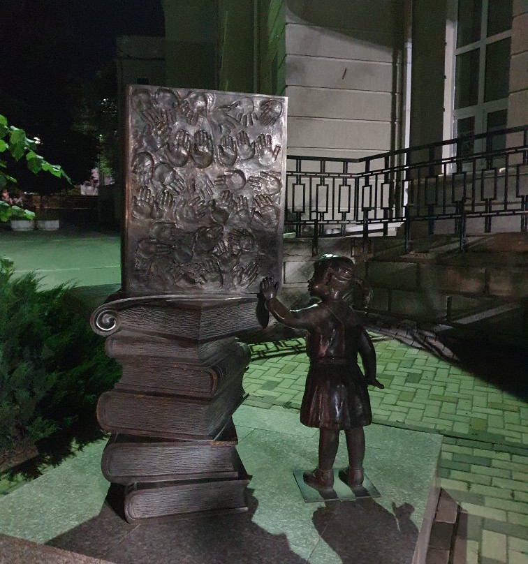 Young Reader Sculpture-Taganrog必去景点