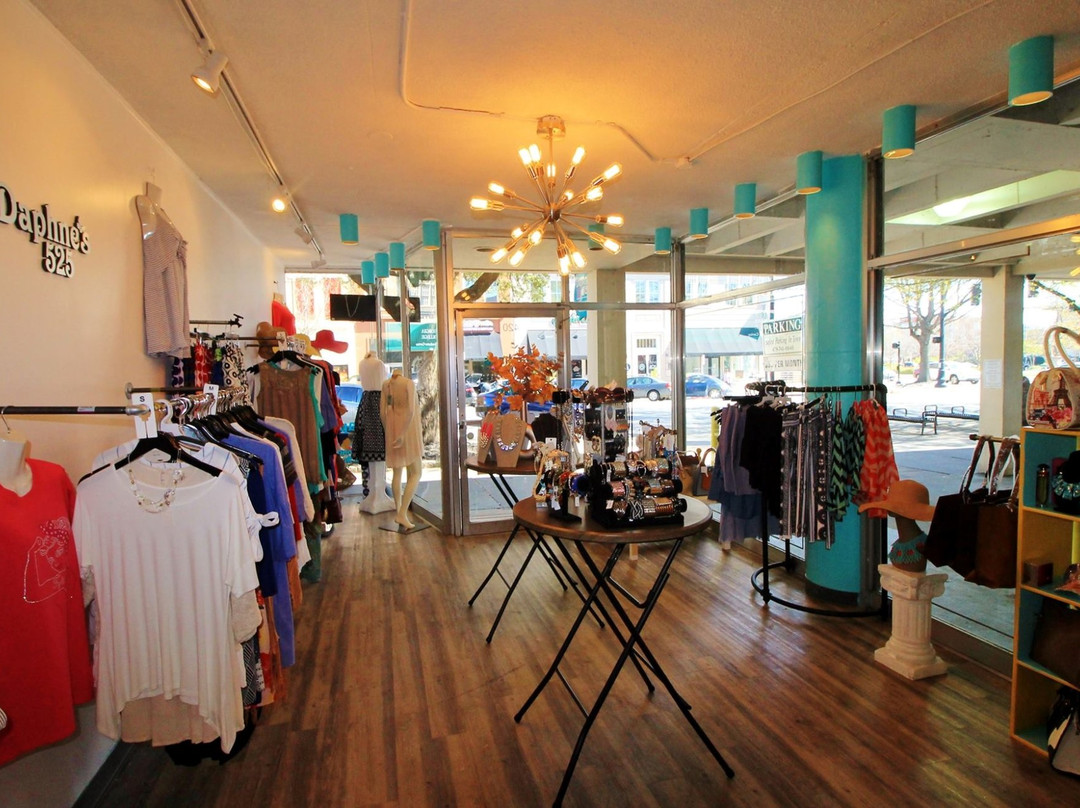 Dry Branch旅游景点-Daphne's 525