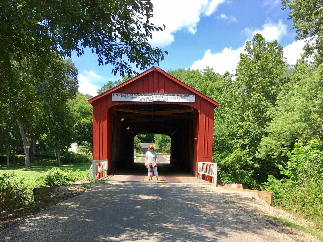 Depue旅游景点-Red Covered Bridge